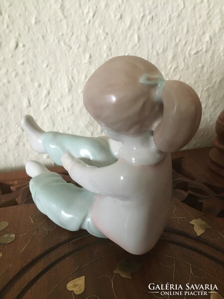 Öltözködő kislány - régi aquincumi porcelán figura