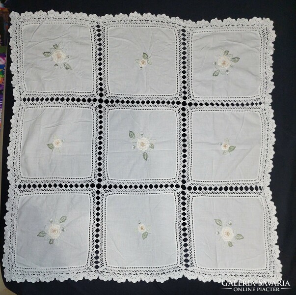 Embroidered tablecloth with crocheted edge 75x75 cm