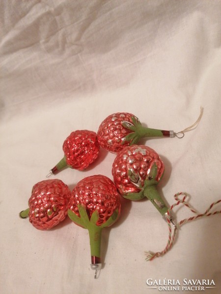 5 Christmas tree decorations raspberries