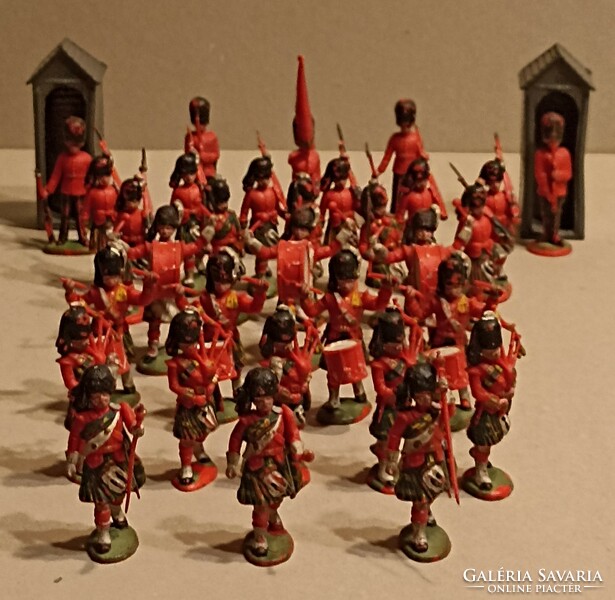 Painted plastic Scottish soldiers, English Royal Guards, Scottish military band. Rarity!