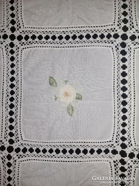 Embroidered tablecloth with crocheted edge 75x75 cm