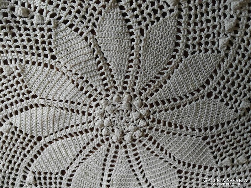 1 old circular very beautiful crocheted lace tablecloth, diameter: 29 cm