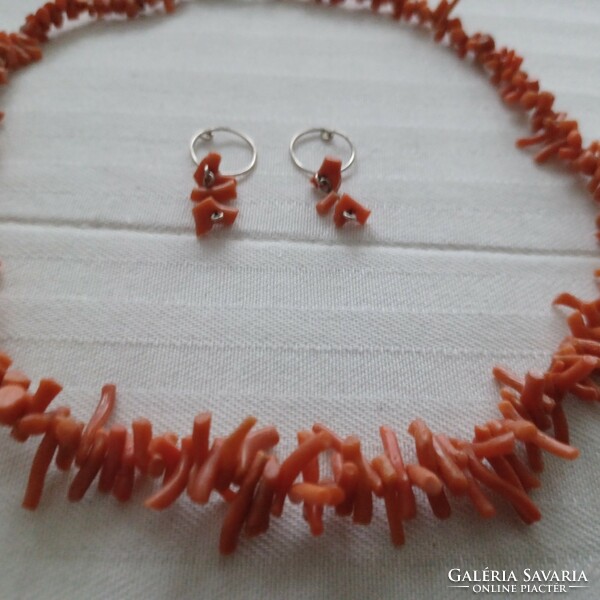 Noble coral necklace and pair of earrings