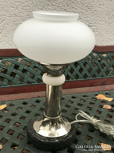 Krómozott asztali lámpa fehér üveg burával