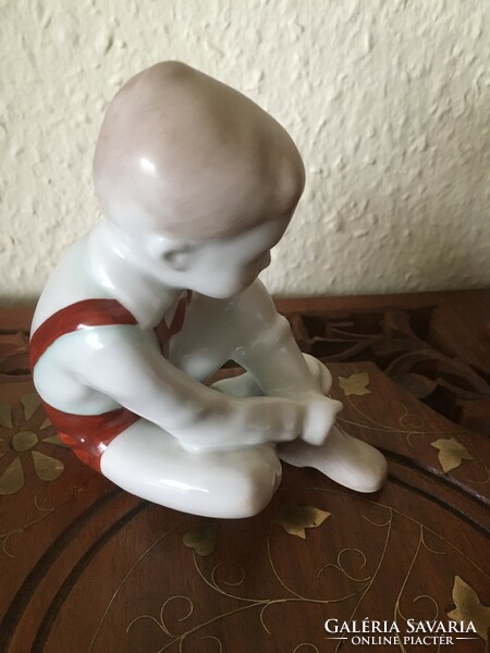 Cipőt húzó kisfiú - Aquincumi porcelán szobor