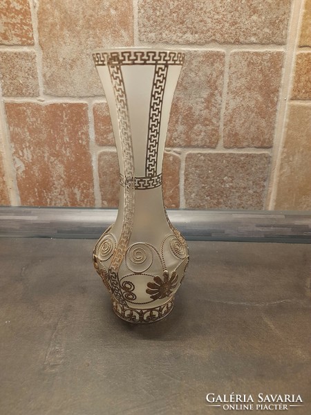 Fém virágokkal és görögös mintával díszített tejüveg váza