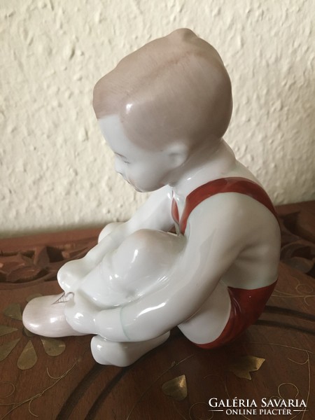 Cipőt húzó kisfiú - Aquincumi porcelán szobor