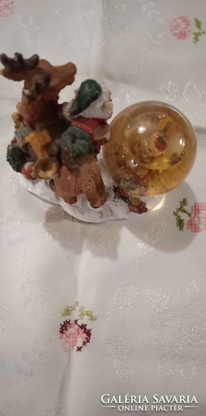 Aranyos karácsonyi hógömb Mikulással dekoráció polirezinből faluba is