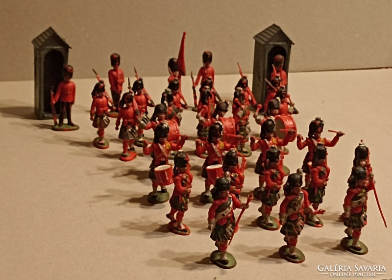 Painted plastic Scottish soldiers, English Royal Guards, Scottish military band. Rarity!