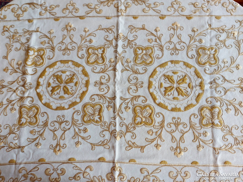 Table cloth embroidered with gold thread