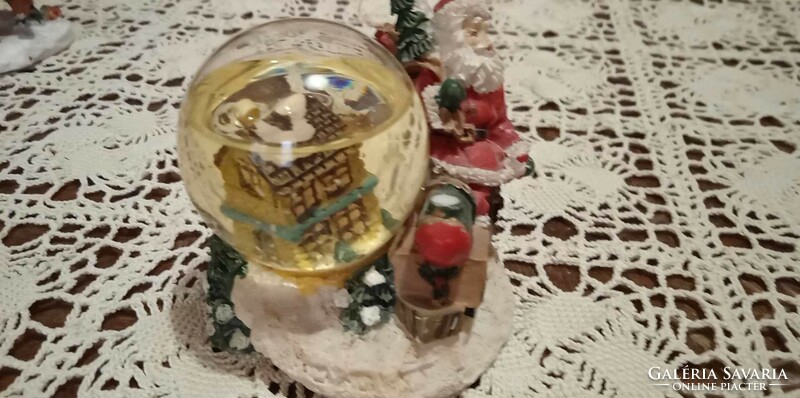 Aranyos karácsonyi hógömb Mikulással dekoráció polirezinből faluba is