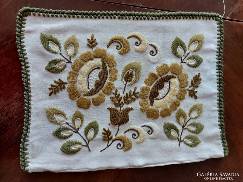 Cushion cover with wool embroidery on a woven base with a zipper