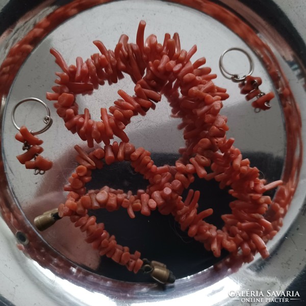 Noble coral necklace and pair of earrings