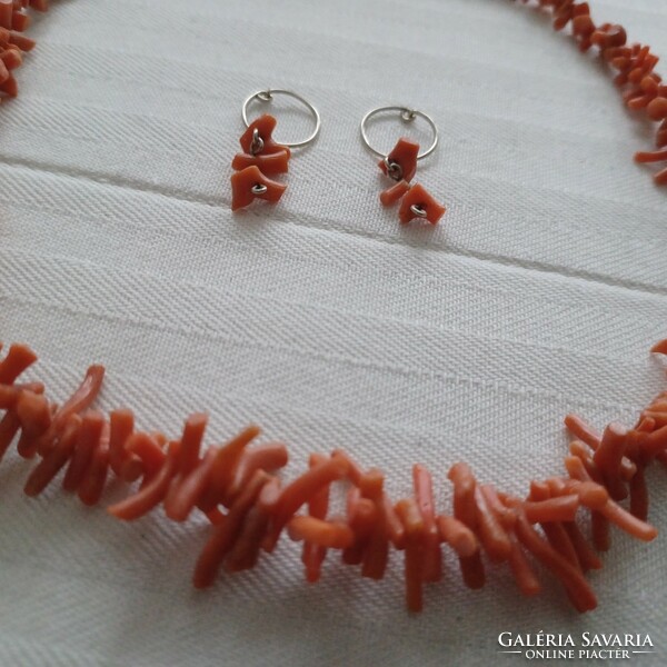 Noble coral necklace and pair of earrings