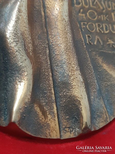 A felszabadulásunk 40. évfordulójára bronz  plakett , SZ. P  szignóval 10 cm átmérőjű