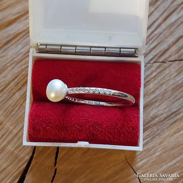 Beautiful silver ring with real cultured pearls and zircons