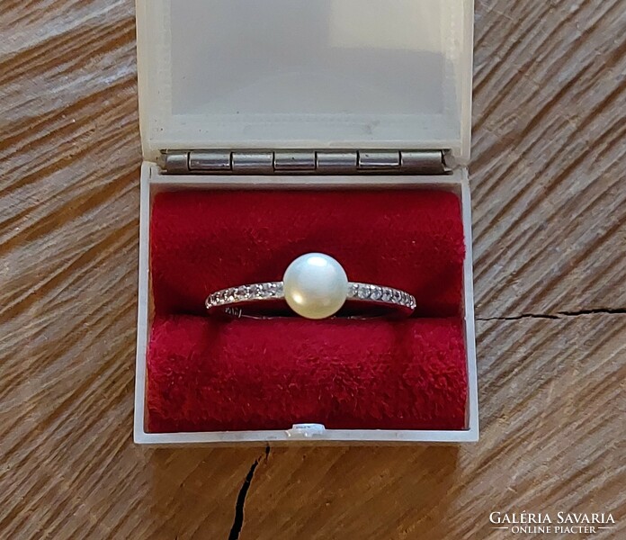 Szépséges ezüst gyűrű valódi tenyésztett gyönggyel és cirkóniákkal