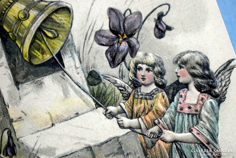 Antik dombornyomott Újévi üdvözlő képeslap - angyalkák harangoznak hatalmas ibolyák közt 1905ből