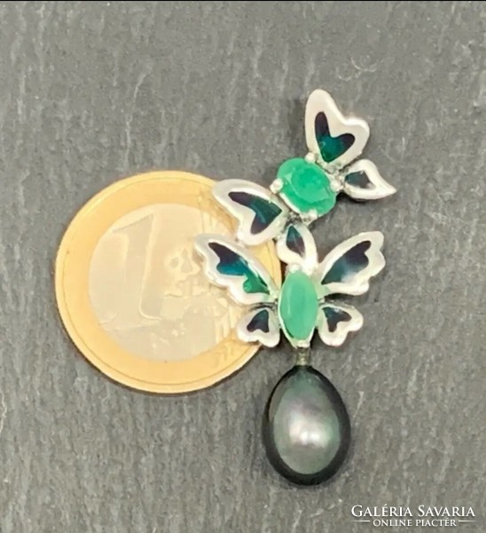 Bájos lepkék,   ezüst medál smaragddal és tahiti gyönggyel /925/ --új