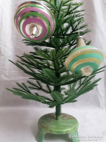 2 Christmas tree decoration snails