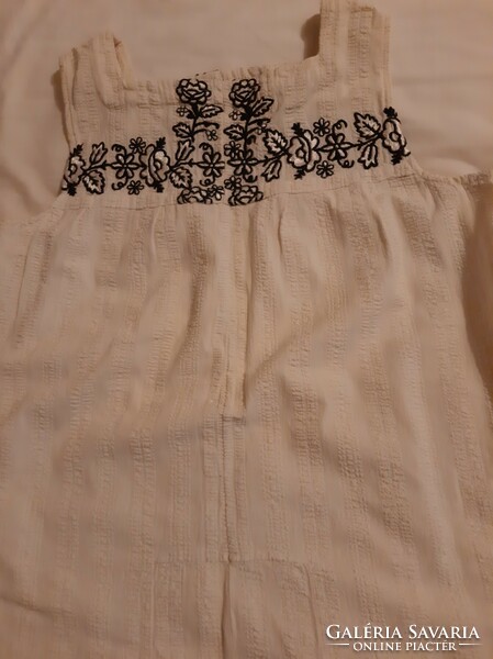 Folk embroidered sleeveless blouse
