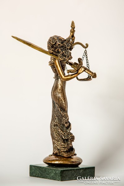 Justitia bronz szobor