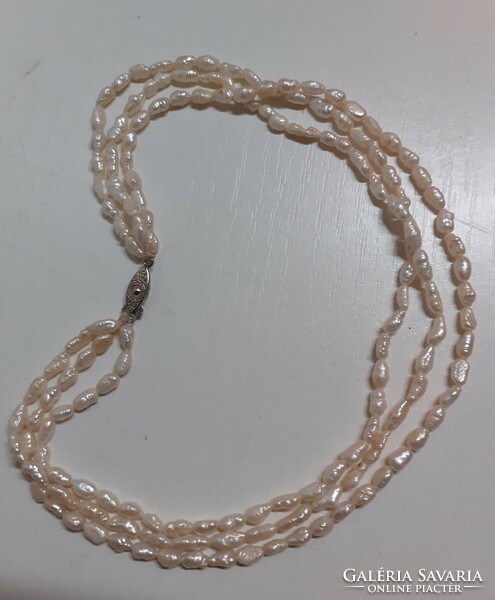 Genuine pearl necklace in preserved condition with silver-plated safe jewelry switch