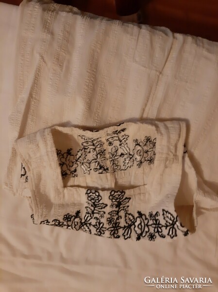 Folk embroidered sleeveless blouse