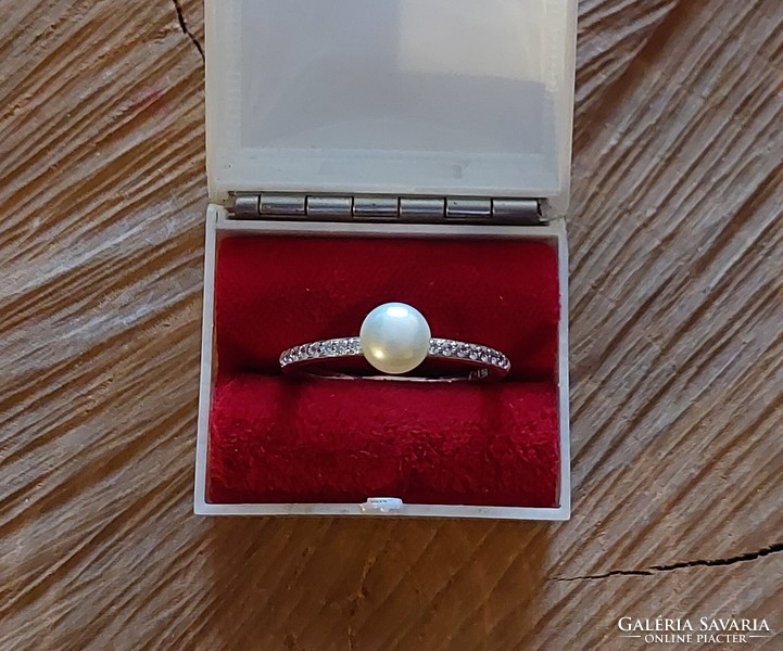 Beautiful silver ring with real cultured pearls and zircons