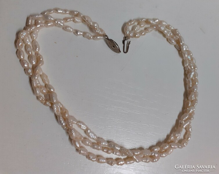 Genuine pearl necklace in preserved condition with silver-plated safe jewelry switch