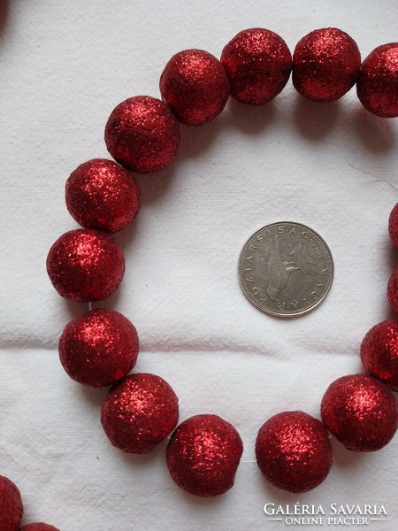 Csillogó piros gömbsor girland karácsonyi dísz ünnepi dekoráció 160 cm golyó füzér