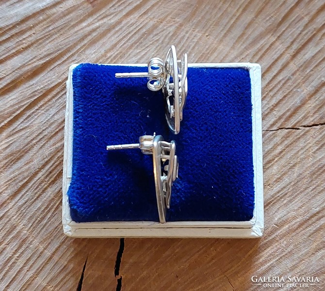 Silver earrings with sapphire blue stone