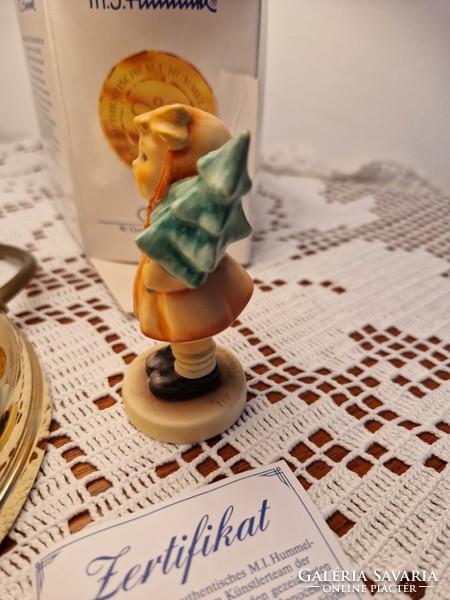 Goebel porcelán M.J. Hummel 1997 kislány fenyőfával eredetiséget igazoló dokumentumokkal