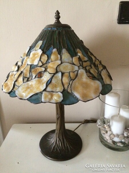 Tiffany table lamp with irises