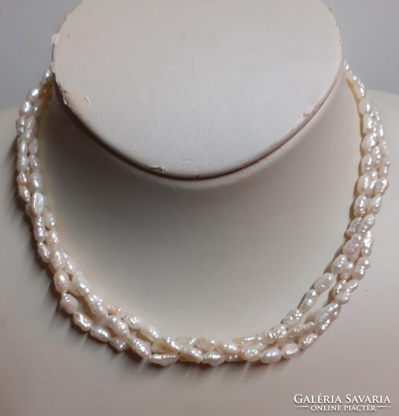 Genuine pearl necklace in preserved condition with silver-plated safe jewelry switch