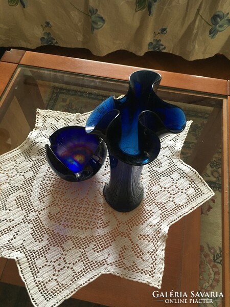 Kék színű üveg váza, modern stílusú, hozzáillő hamutartó tállal