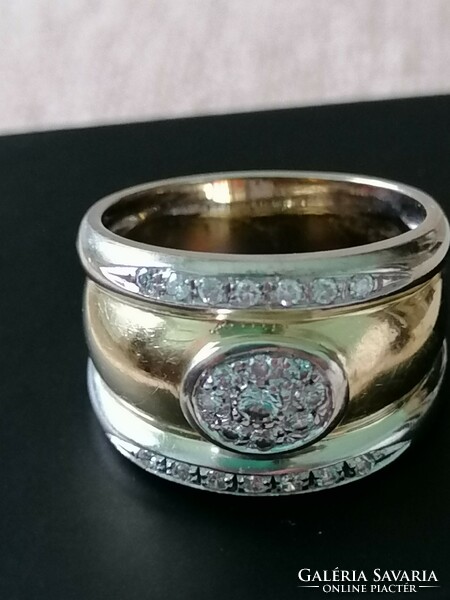 18K gold ring with brilliant gemstones