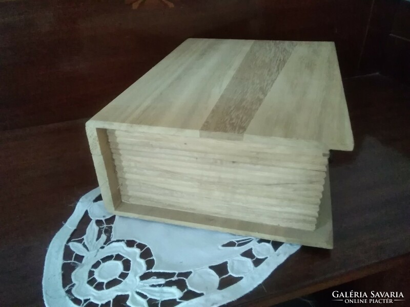 Fából készült könyvet formázó doboz