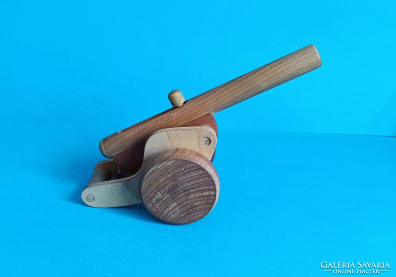 Adjustable wind-up wooden cannon