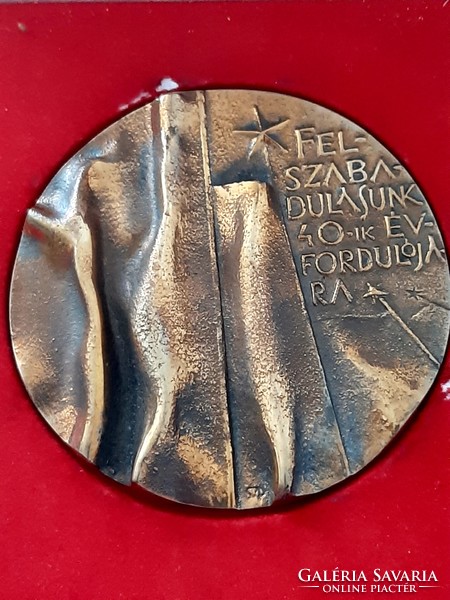 A felszabadulásunk 40. évfordulójára bronz  plakett , SZ. P  szignóval 10 cm átmérőjű