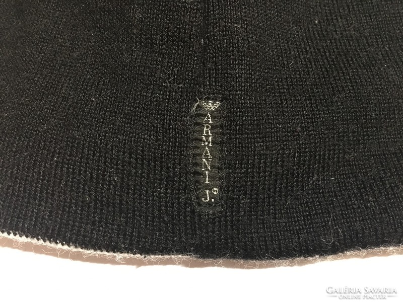 Armani brand cap can also be worn inside out