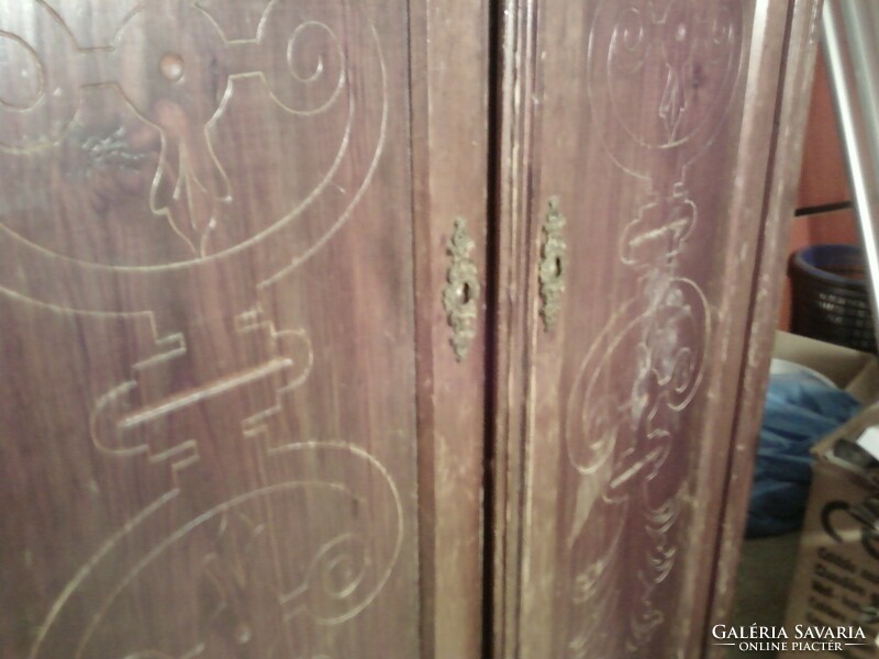 Polcos szekrény faragott ajtóval kb 110x 90 x 40