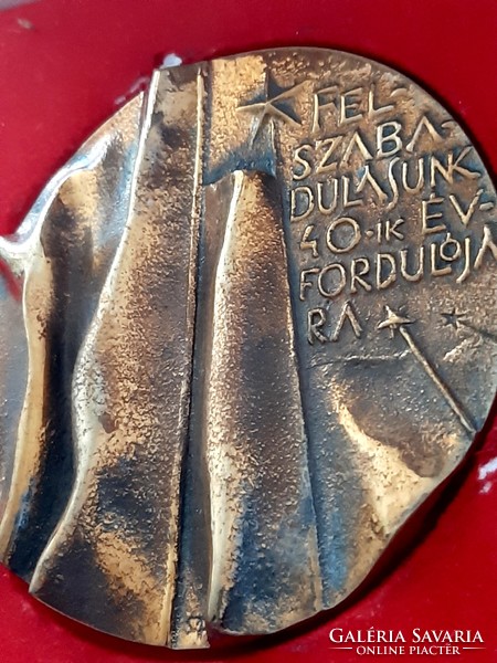 A felszabadulásunk 40. évfordulójára bronz  plakett , SZ. P  szignóval 10 cm átmérőjű