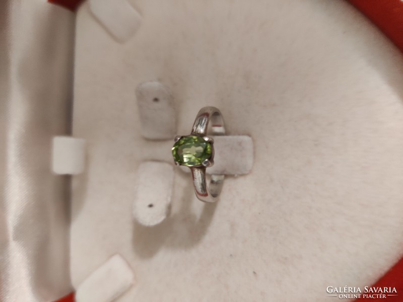 Karmos foglalatban zöld köves ezüst gyűrű