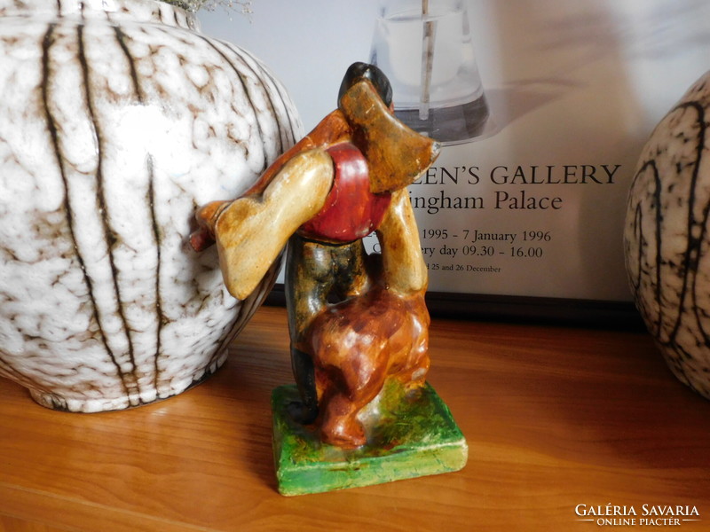 Bereznay W. Vilma kerámia figura - székely favágó legény medveboccsal