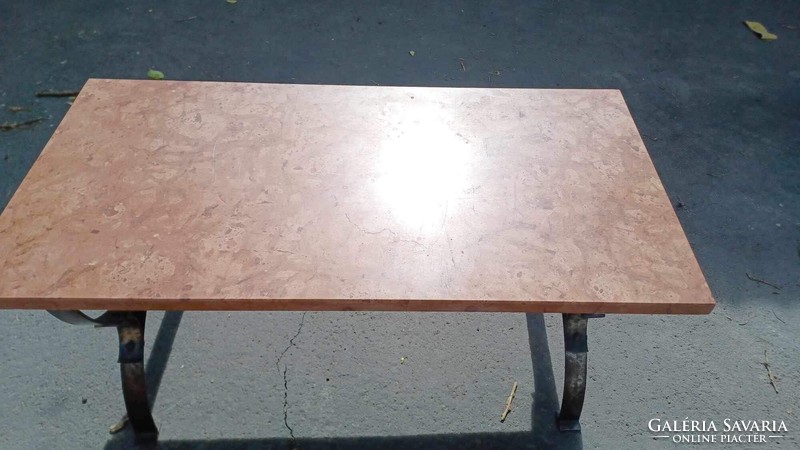 Eladó márvány és kovácsolt vas dohányzó asztal 100x50x 45