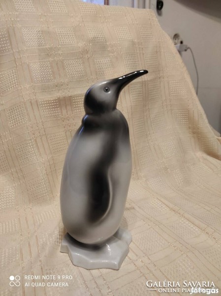 Nagyméretű porcelán pingvin