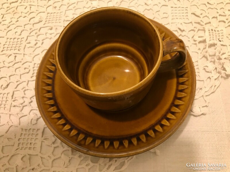 Csehszlovák festett-mázas fajansz/kerámia teáscsésze,aljával.Mérete: Tányér :16 cm átmérőjű Csésze:9