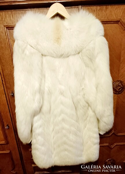Original arctic fox fur coat in beautiful condition, unworn, for sale in size m/l