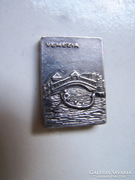 Velence kétoldalas mini plakett 3x2 cm. ezüstözött fém vastagság 3 mm